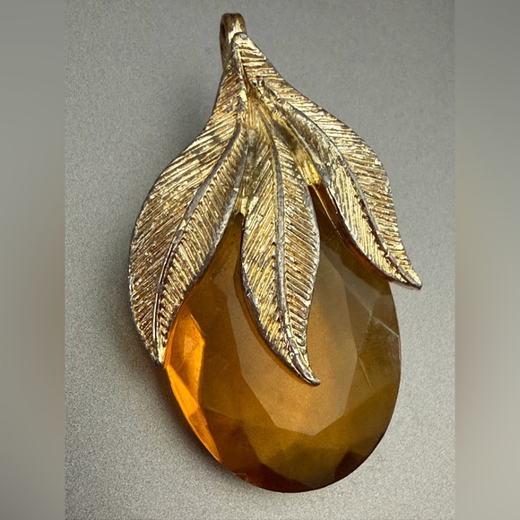 Vintage Gold Tone and Amber Leaf Pendant / Brooch - Picture 12 of 14